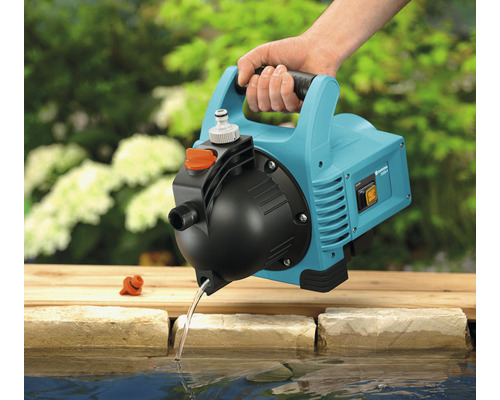 Hauswasserwerk zur Gartenbewässerung wird über einen Teich gehalten