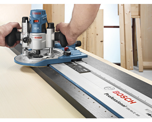 Bosch GKF 600 Professional Kantenschneider im Einsatz mit Führungsschiene