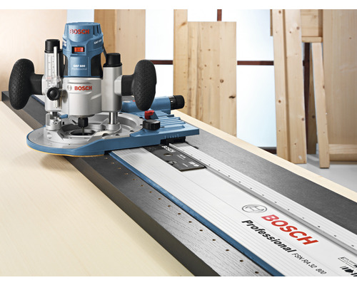 Bosch Logo. Oberfräse mit Führungsschiene auf Holz.