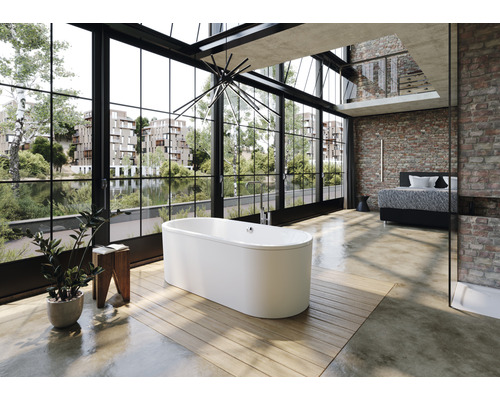 Badezimmer mit freistehender Badewanne, Backsteinwand und großem Fenster