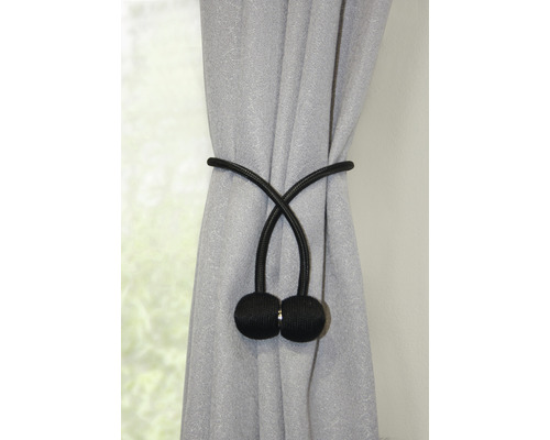 Grauer Vorhang gehalten von einem schwarzen magnetischen Raffhalter