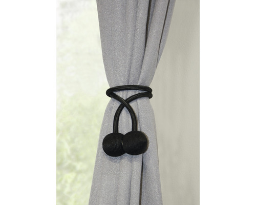 Gardine mit schwarzem magnetischem Raffhalter