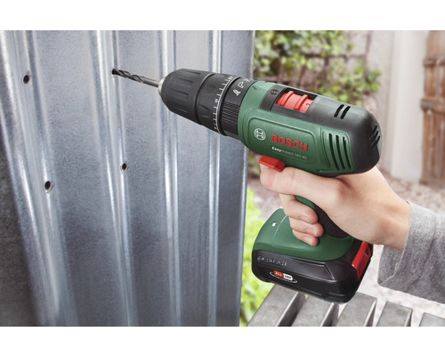 Akku Bohrschrauber beim Bohren in ein Metallblech