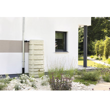 Regenwassertank neben einem Haus mit Garten