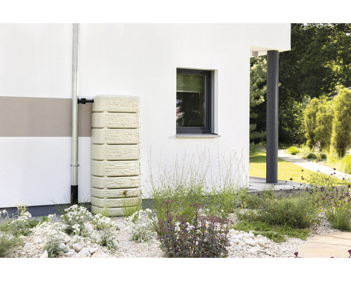 Regenwassertank neben einem Haus mit Garten