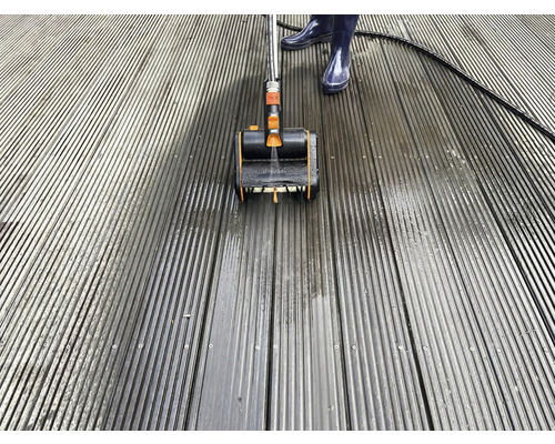 Terrassenreinigung mit Bürstenaufsatz und Gummistiefeln
