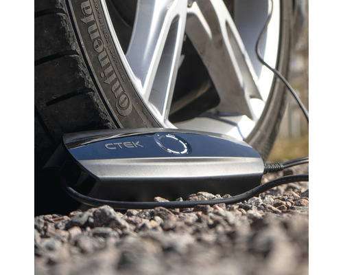 CTEK Batterieladegerät neben einem Autoreifen