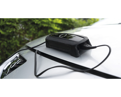 Autobatterieladegerät auf einem Autodach