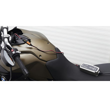Motorrad mit angeschlossenem Batterieladegerät