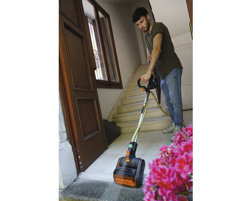 Mann reinigt Terrasse mit Oberflächenreinigungsgerät