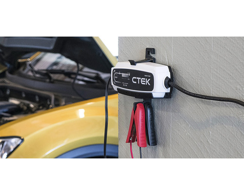 Batterieladegerät CTEK mit Kabel und Klemmen zur Autobatterieladung
