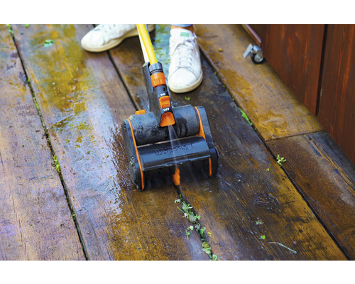 Terrassenreiniger im Einsatz auf einer Holzterrasse