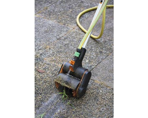 Fugenreiniger mit Bürstenwalze und Wasserschlauchanschluss