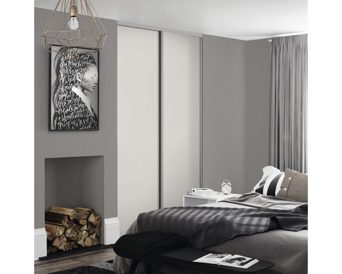 Schlafzimmer mit Schiebetürenschrank, Bett und Dekoration in Grautönen