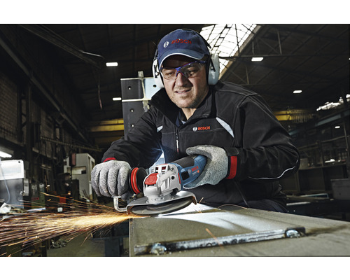 Mann schleift Metall mit einem Bosch Winkelschleifer, Funken sprühen