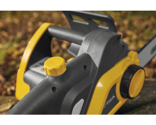 Detailaufnahme einer elektrischen Kettensäge mit Öltankdeckel