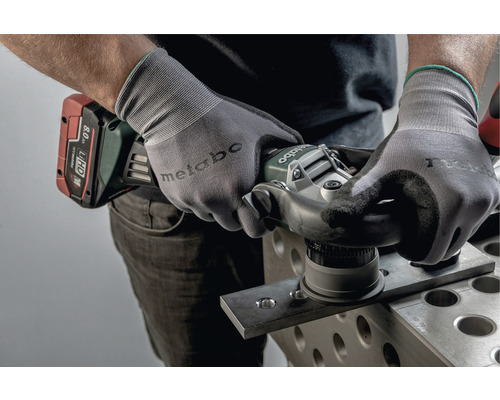 Ein Mann schleift mit einem Akku-Winkelschleifer Metall, geschützt durch Arbeitshandschuhe, Metabo Logo.