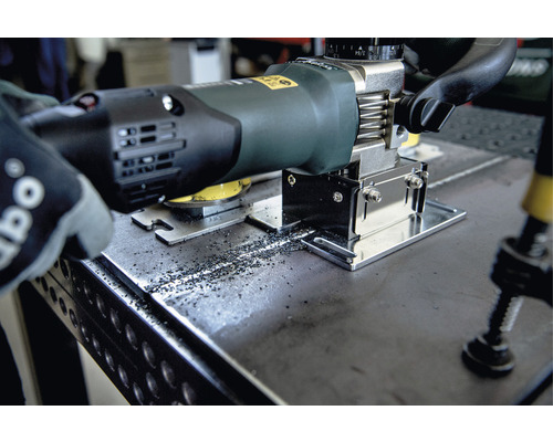 Nutfräse in Aktion auf einer Metalloberfläche, mit Metallspänen