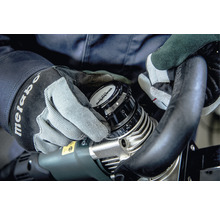 Person justiert Metabo Fräse mit Handschuhen