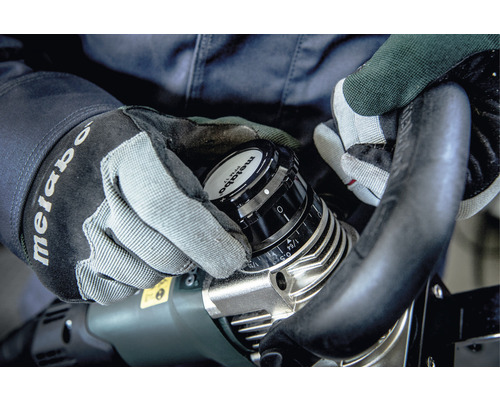 Person justiert Metabo Fräse mit Handschuhen