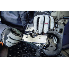 Bedienung einer Anfasmaschine mit Handschuhen