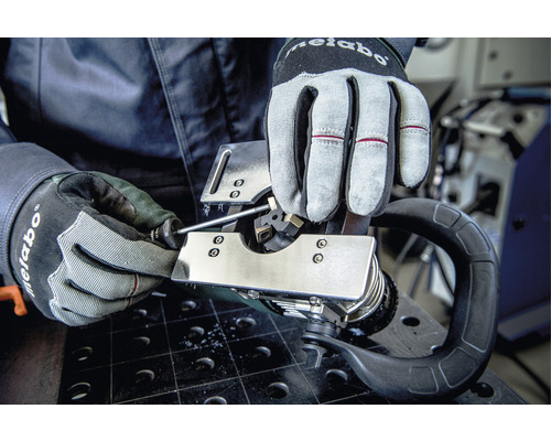 Bedienung einer Anfasmaschine mit Handschuhen