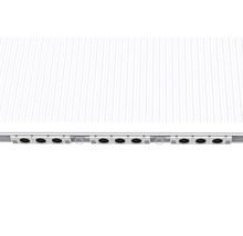 Ansicht einer installierten LED-Leuchte unter einem Dach