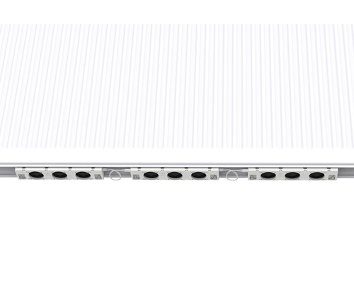 Ansicht einer installierten LED-Leuchte unter einem Dach