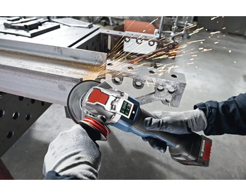 Akku-Winkelschleifer im Einsatz beim Bearbeiten eines Metallstücks mit Funkenflug