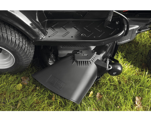 Detailaufnahme eines Rasentraktors mit Seitenauswurf