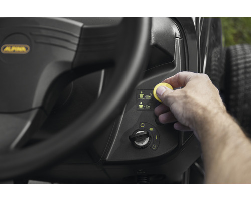 Detailansicht des Bedienelements eines Rasentraktors mit Alpina Logo