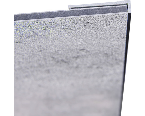 Detailansicht einer grauen Wandverkleidung mit Nut- und Federverbindung.