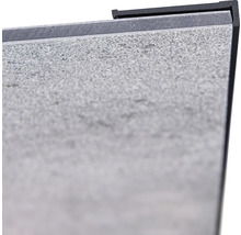 Detailaufnahme einer Paneele mit Steinstruktur