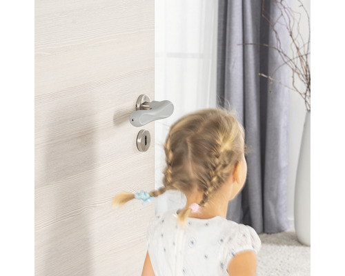 Tür mit Türgriff Kindersicherung und Kind