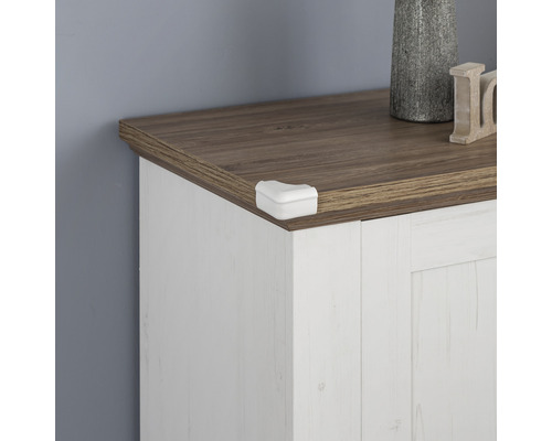 Eckenschutz an einem Möbelstück zur Sicherheit von Kindern