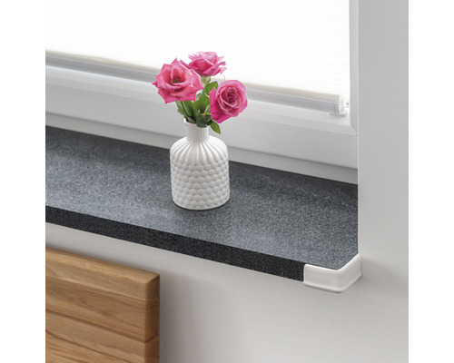 Fensterbank mit Eckprofil, Blumenvase und rosa Rosen
