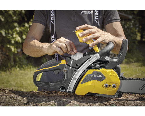 Eine Person füllt Öl in eine Stiga Kettensäge.