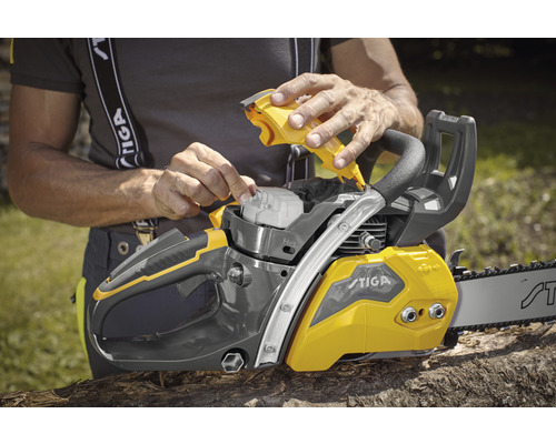 Eine Person befüllt eine Stiga Kettensäge mit Öl.