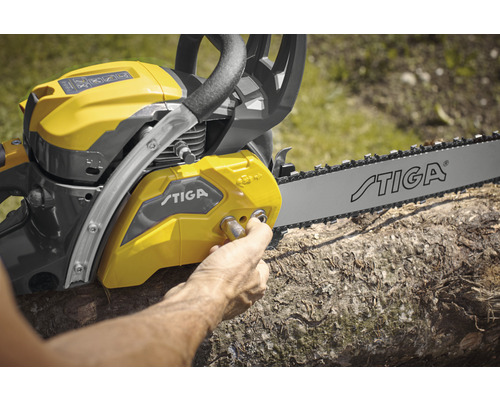 Stiga Kettensäge beim Betanken