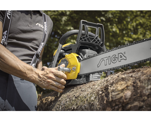 Eine Stiga Kettensäge wird an einem Baumstamm eingestellt.