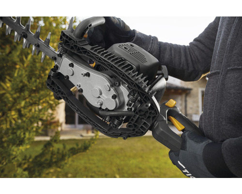 Eine Person bedient eine Heckenschere für den Gartenschnitt.