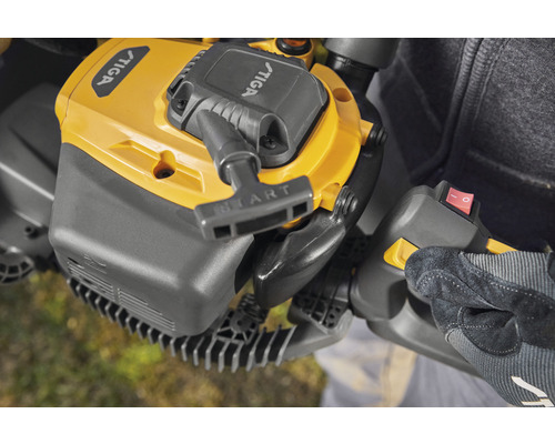 Detailaufnahme einer Heckenschere mit Startknopf und Ein-/Ausschalter