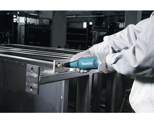 Eine Person verwendet einen Makita Geradschleifer an einem Werkstück aus Metall.