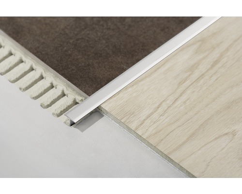 Detailaufnahme einer Übergangsschiene zwischen zwei Bodenbelägen