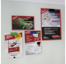 Mehrere Magna-C Produktinformationen und Kataloge hängen an einer Wand