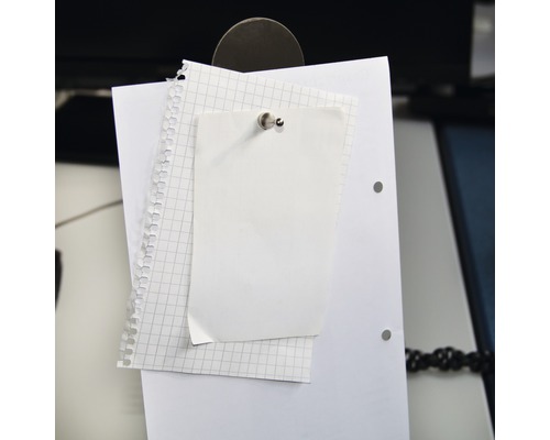 Notizen auf Papier mit Reißzwecke befestigt