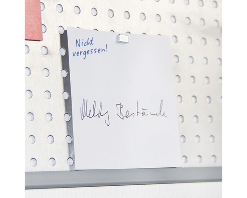 Lochwand mit Notizzettel befestigt mit Magnet