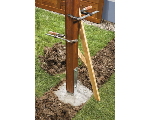 Holzpfosten im Betonfundament mit Schraubzwingen fixiert