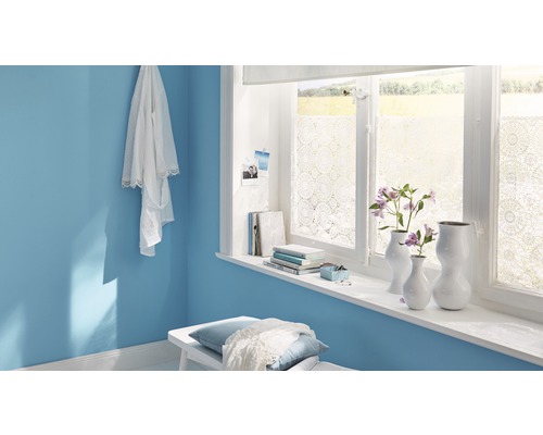 Heller Raum mit Fensterfolie, Wandfarbe und Dekoration