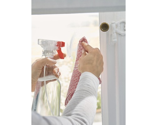 Reinigung einer Fensterscheibe mit Sprühflasche und Tuch